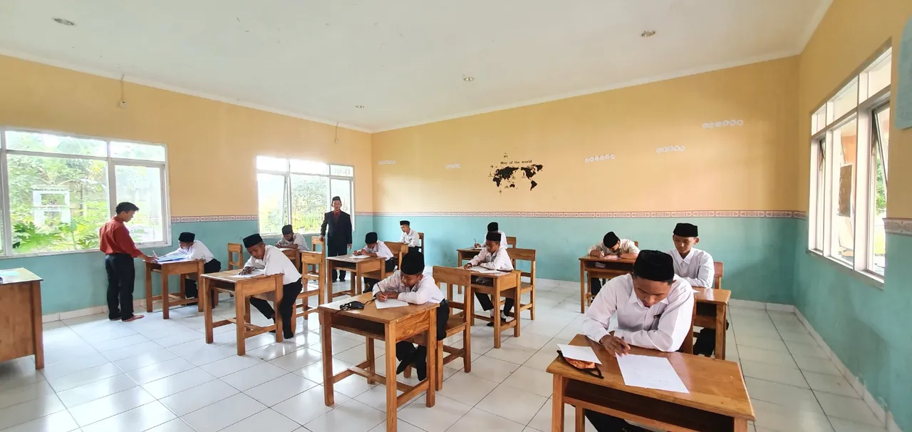 Suasana ujian santri di kelas PPM Ibnu Ash-Sholah