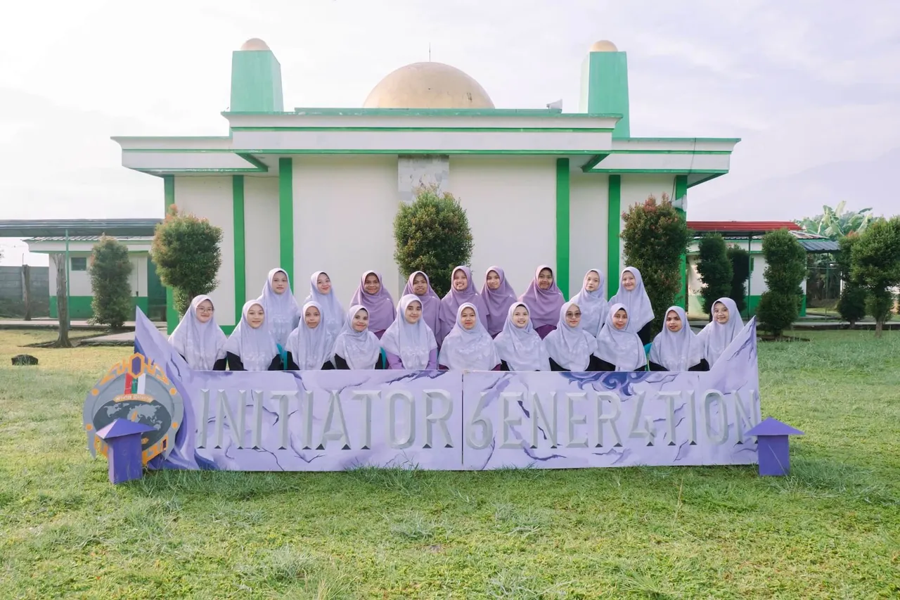 Wisuda akbar santriwati "Initiator Generation" di halaman masjid